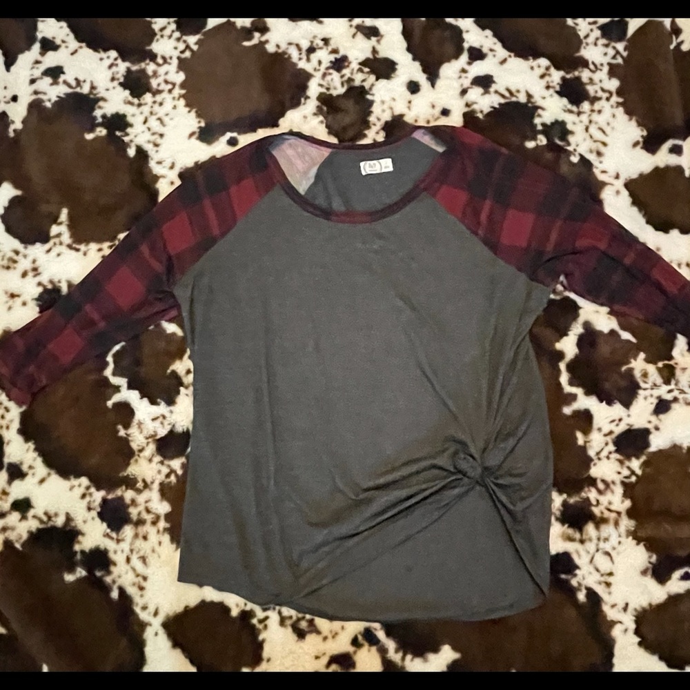 Maurices 24/7 top with plaid sleeves size 1
